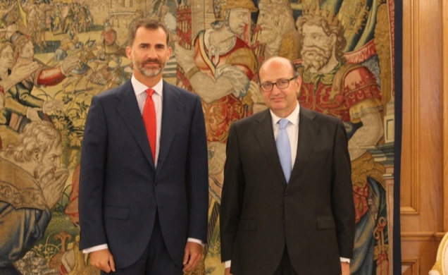 Don Felipe junto al presidente del Tribunal de Cuentas durante la audiencia